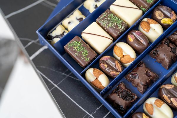 Coffret tout choco : l’assortiment de chocolats noir, lait et blanc pour un cadeau gourmand